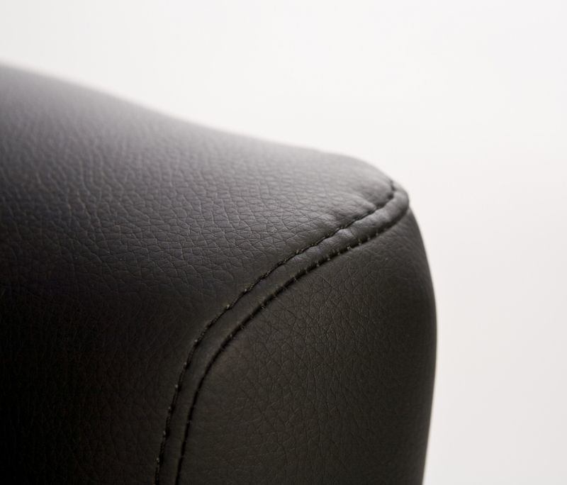 Clubsoffa 2-sits Aurel svart