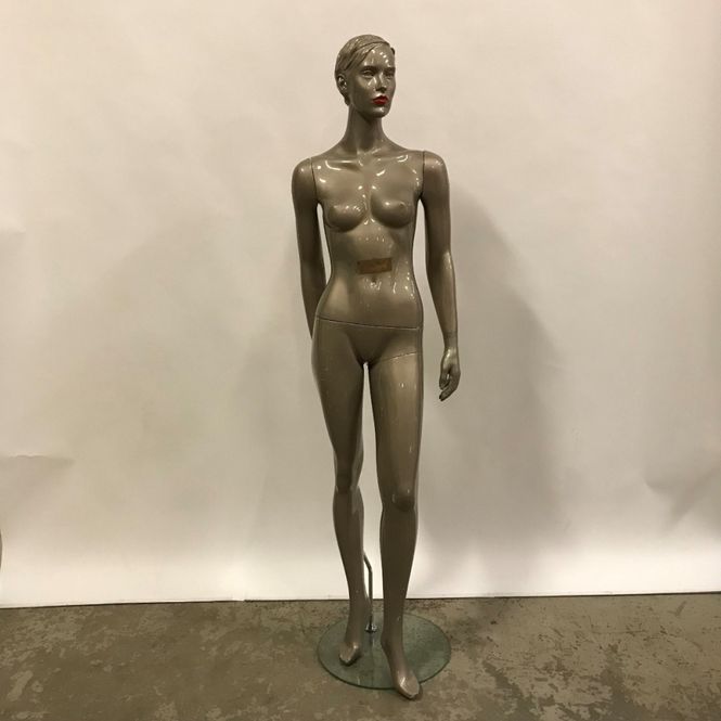 Huvudbild Skyltdocka dam grå - begagnad